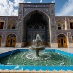 تصویری از یک مسجد ایرانی که‌در حیاط آن حوز آبی بافواره زیباقرار دارد