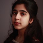 دختری ایرانی ۱۷ ساله دماغی متوسط و کمی بزرگ چشمانی متوسط و کمی کوچک رنگ چشم. و ارو سیاه ابروهایی متوسط  لبانی متوسط صورت کمی جوش رنگ پوست گندمی و لب ها هم متوسط
