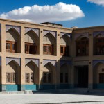 تصویر افقی یک مدرسه ایرانی با ساختمان و حیاط مشخص