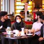 یه تصویر از دور همی دوستانه چند دوست ایرانی که در یه کافی شاپ مدرن ایرانی  نشسته اند پیرامون یک شخص که این افراد ظاهری خنده رو و مهربان دارند ولی باطنی با ذهنیت پلید و منفعت طلب مانند نقاب بر چهره