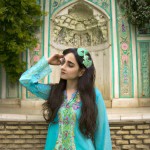 یک دختر ایرانی با لباس آب فیروزه‌ای در باغ ارم شیراز