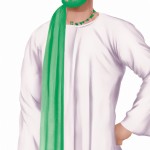 یک مرد مسلمان با لباس سفید عربی شال سبز دور کمر چهره زیبا با ریش عمامه سبز