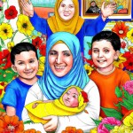 یک مادر جوان و شاد و با حجاب با چهار فرزند در پس زمینه  ای روشن و پر از گل
