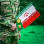 عکس سرباز که پرچم ایران به دست دارد