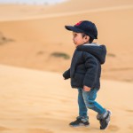 تصویر کودک ۳ ساله در بیابان