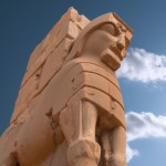 قبل از کوروش
قبل از هخامنشی‌ه
حدود ۵ هزار سال پیش
یه قوم توی ایران زندگی می‌کرد که اسمشون ایلامیان بود
اونا اولین تمدن ایران رو ساخت