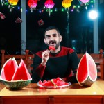 آرش کمان داره در شب یلدا هندوانه می خوره