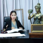 عکس خانم وکیل خیلی معلوم نباشه هوش مصنوعی پشت میزوکالت