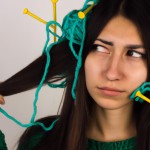 یک دختر در حال بافتن مو