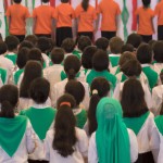 تمام دانش آموزان مدرسه در حیاط در حال خواندن سرود ملی جمهوری اسلامی ایران