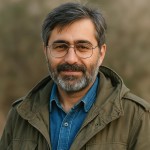 شهید سید مرتض آوینی با پیراهن آبی لی / موی کمی سپید / پیراهن تا کمر دیده شود / اورکت قدیمی کره ای زمان جنگ روی پیراهن بپوشد صورت و کله کاملا دیده شود / لبخند خیلی کم و ملیح ملیح بزند