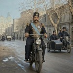 یه عکس بساز که ناصرالدین شاه در حال موتور سواری باشه توی تهران خیلیم واقعی باشه