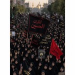 یه تصویر از تجمع تعداد زیادی خانم ایرانی با پرچم یا لثارات الحسین در دست درسایز استوری طراحی کن