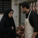 چهره خانم محجبه غمگین که یک قصاب جلوش وایساده