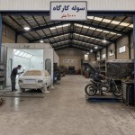 خب حالا همون سوله کارگاه 1000متر بشه که دونفر دارن رویه پراید کار میکنن یه نفر داره ماشین رنگ میزنه یه نفر هم داره موتور سیکلت باز سازی میکنه
